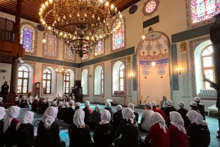 Nadide Okulları, Osmanlı'dan miras geleneği yaşatıyor: '10 yaşındayım, namaza başlıyorum' merasimi